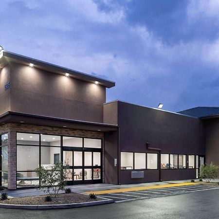 Hotel Ramada By Wyndham Modesto Yosemite Area Exterior foto