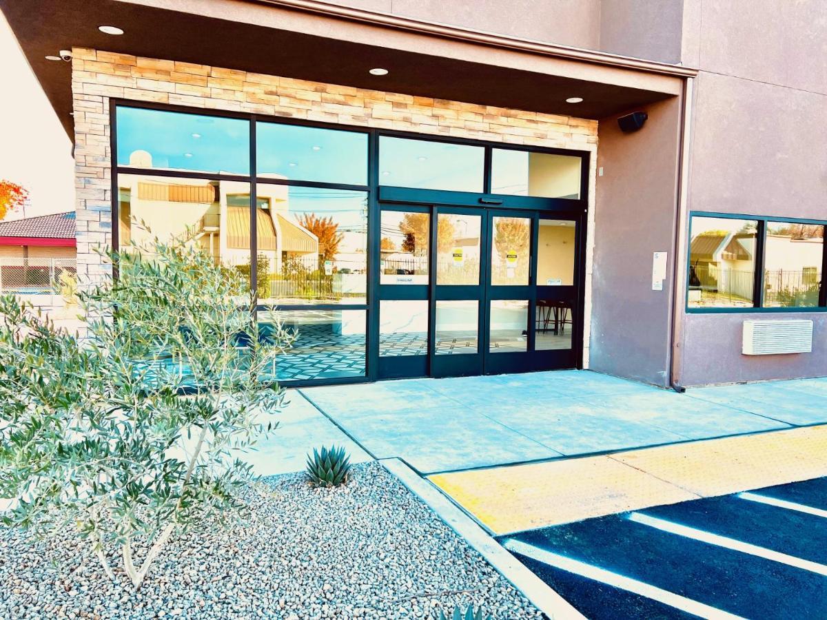 Hotel Ramada By Wyndham Modesto Yosemite Area Exterior foto