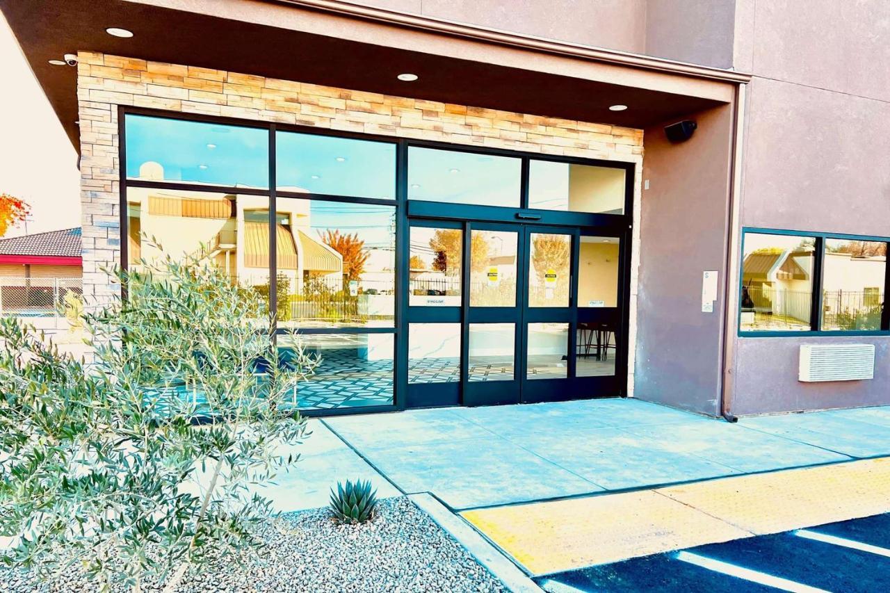Hotel Ramada By Wyndham Modesto Yosemite Area Exterior foto