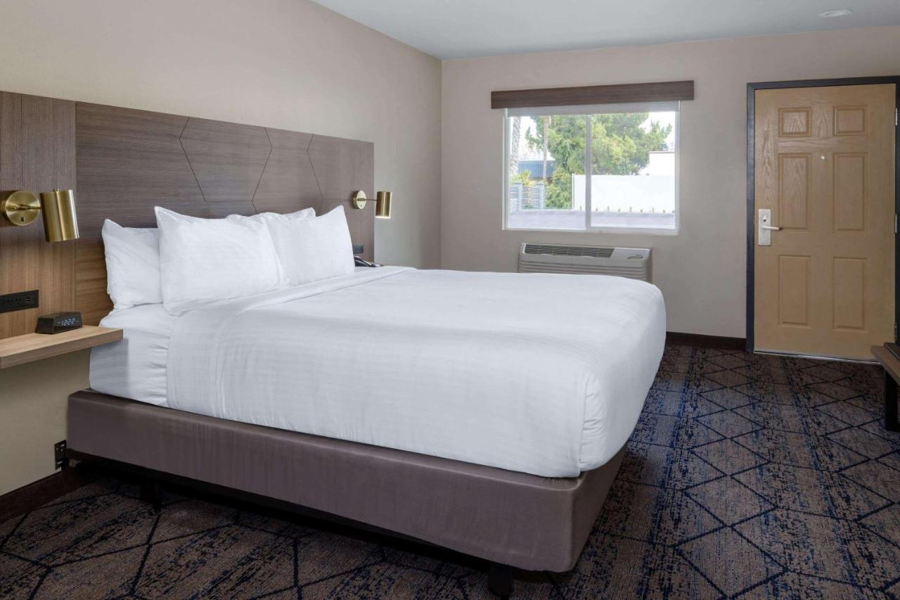 Hotel Ramada By Wyndham Modesto Yosemite Area Exterior foto
