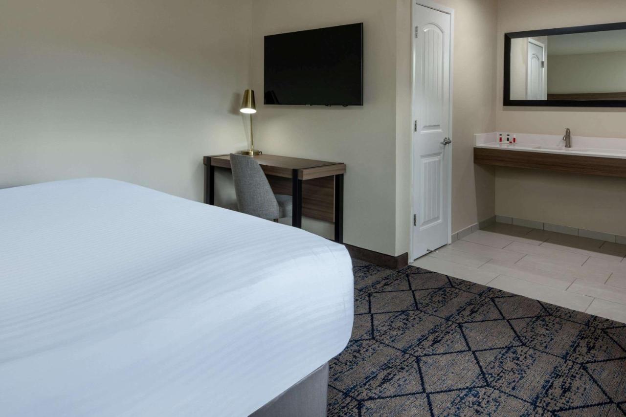 Hotel Ramada By Wyndham Modesto Yosemite Area Exterior foto
