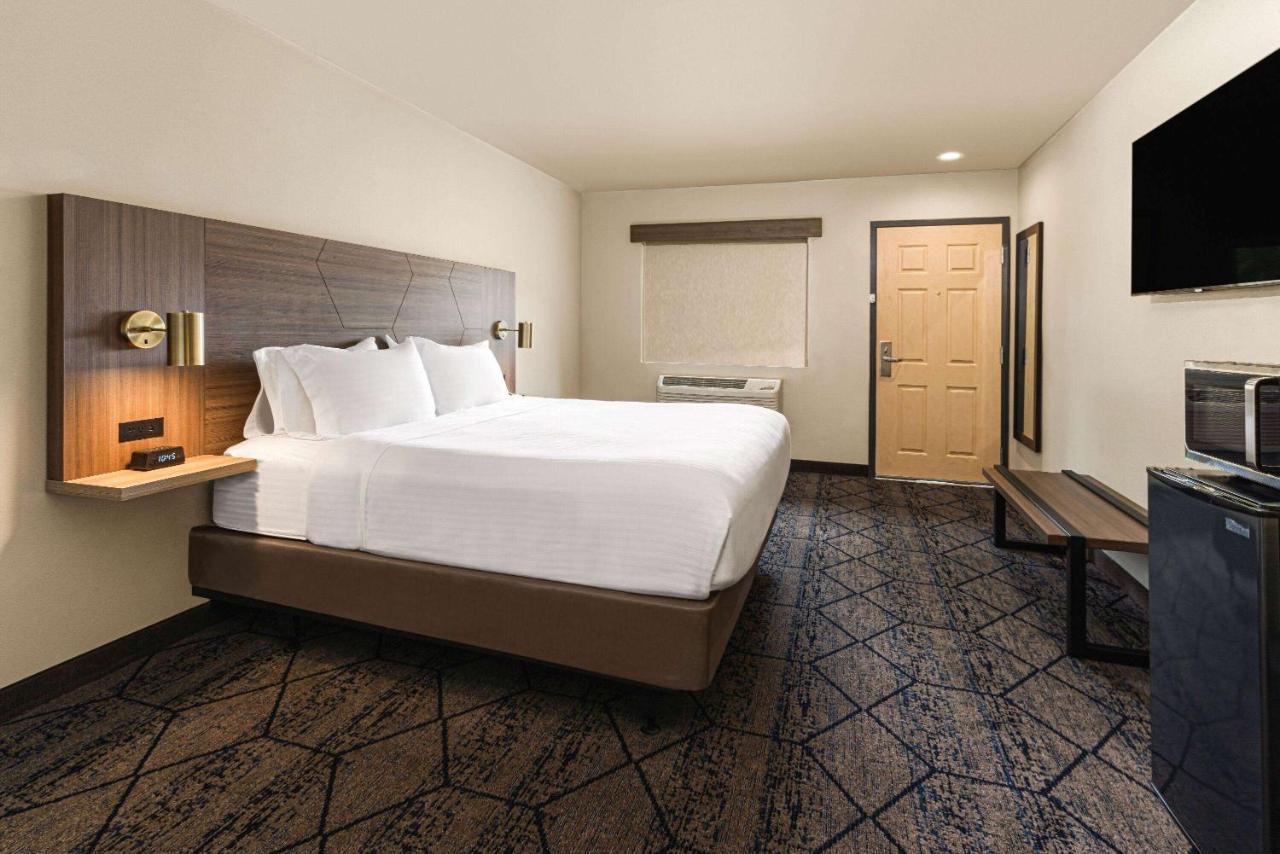 Hotel Ramada By Wyndham Modesto Yosemite Area Exterior foto