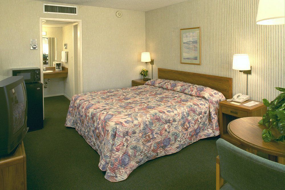 Hotel Ramada By Wyndham Modesto Yosemite Area Exterior foto